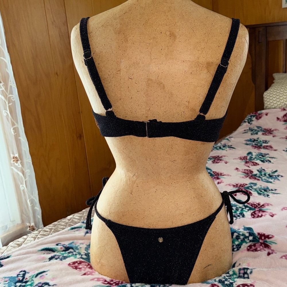 VictoriaSecret Swim 
The Icon push- up 
Top
Brazilian
Bottom Black shiny - Picture 4 of 9